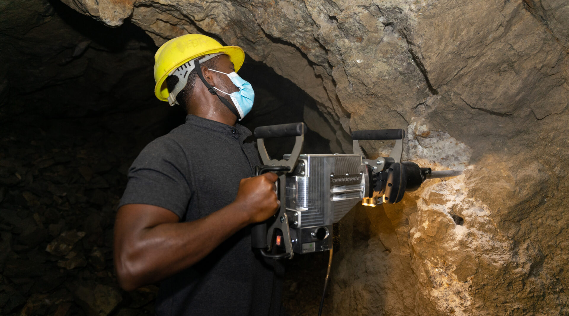 Minenarbeiter in Ruanda mit Abbruchhammer